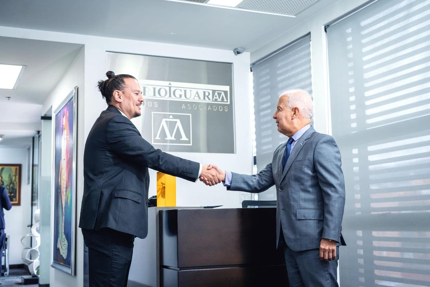 El Dr. Mario Iguarán recibe a un cliente en la sede de Bogotá